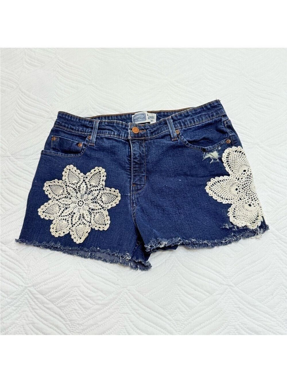 Levi Signature Women’s Blue Distressed Stretch Lace Shorts. Size 8